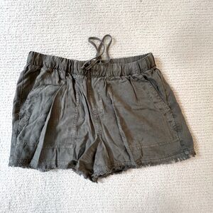 Bella Dhal army green shorts
